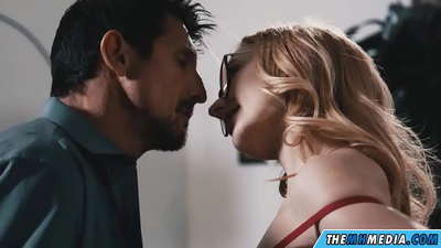 Sexe romàntic amb una rossa cachonda