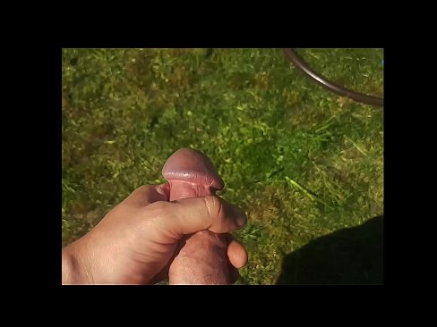 ❤️ Una guapa calenta es folla el seu cony rosa i es corre amb un esquitxat en un jardí d'estiu ❤️❌ Sexe a nosaltres ❌️❤
